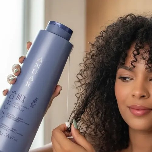 Profissional usando cosméticos